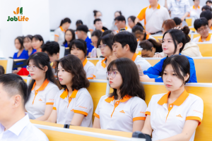 Hoc sinh lop 12 tu van chon nghe Lam dep tai Kien truc Xay dung